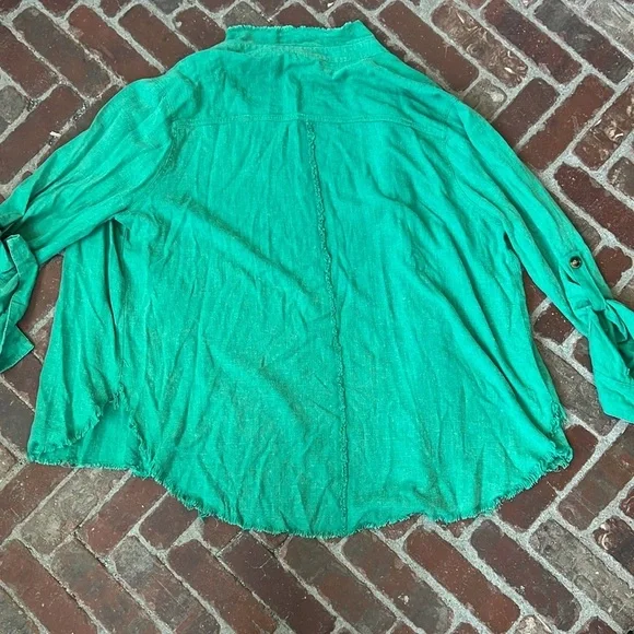 Umgee Linen Blend Button Down Top - Picture 4 of 4